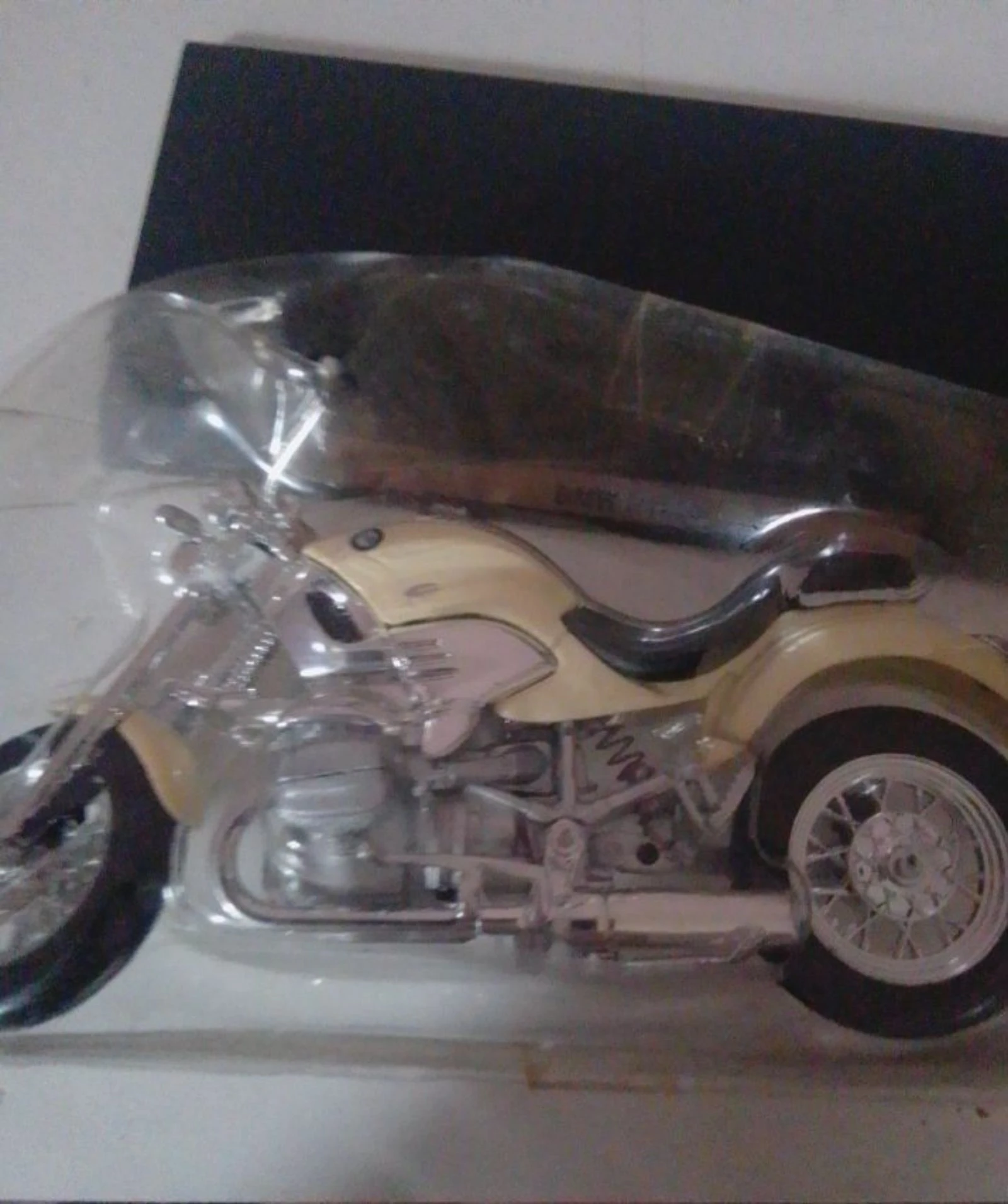 Moto em miniatura Maisto BMW R1200C 1:18 com base e capa – photo 4